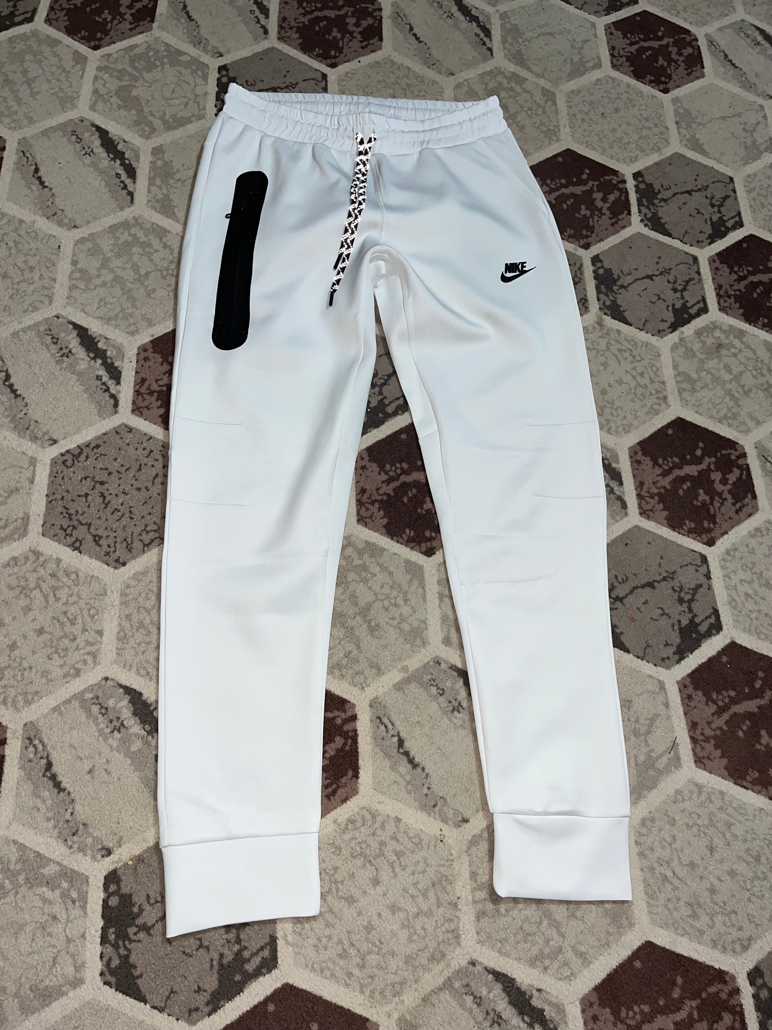WHITE NIKE PANTS